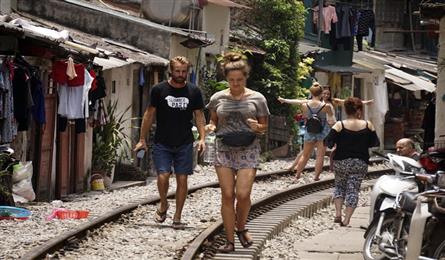 Hanoi railway attracts foreign visitors