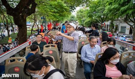 Hanoi increases free holiday double-decker buses