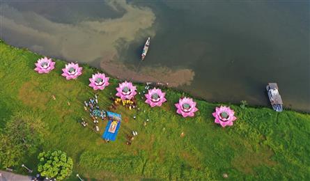 Buddha’s birthday marked by seven giant lotuses on Huong River