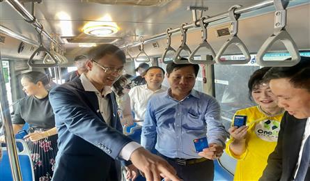 HCM City buses apply cashless payment