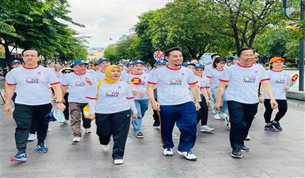 Nearly 1,000 runners partake in ASEAN Fun Walk 2023 in HCM City