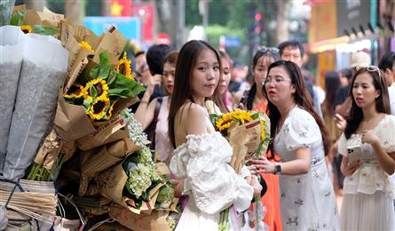 People rush to Hanoi street for autumn photos