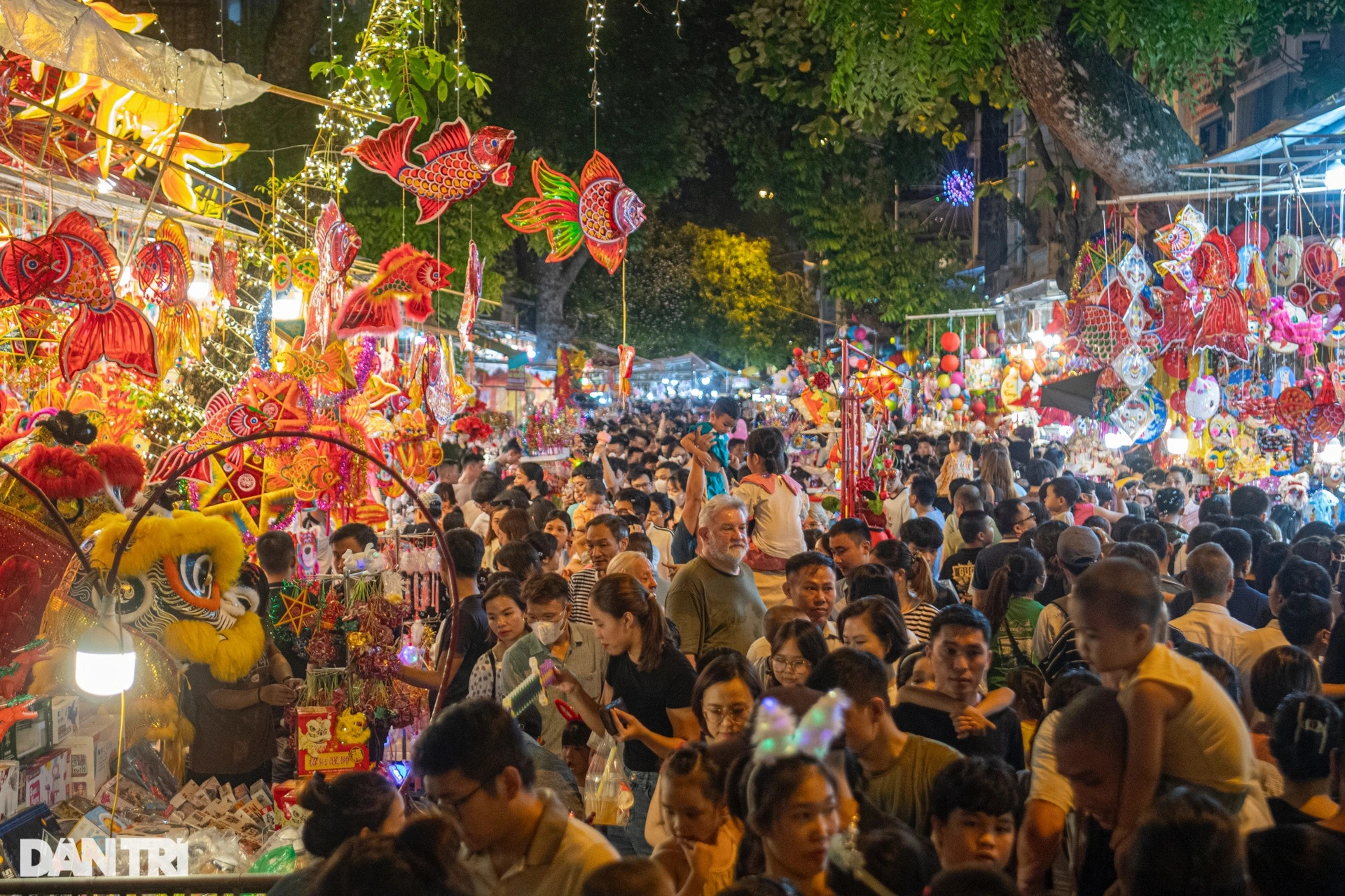 Hanoi street crowded ahead of Mid-Autumn Festival nears