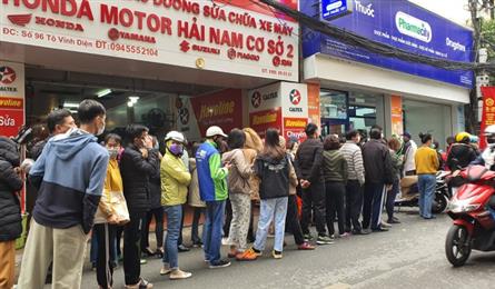 Hanoi people queued to buy face masks