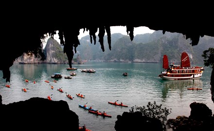 Quang Ninh lifts ban on Ha Long kayaking