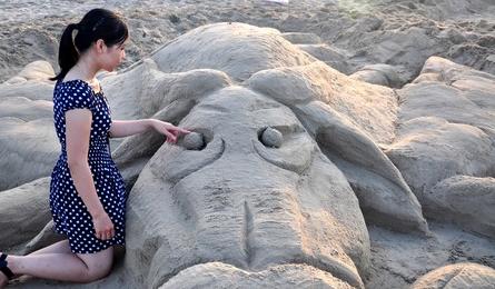 >Making sand statues on My Khe Beach 