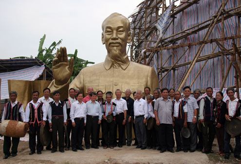 Largest statue of Uncle Ho unveiled in Pleiku City
