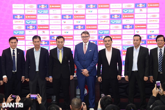 Troussier officially becomes Vietnamese national football team's head coach  | DTiNews - Dan Tri International, the news gateway of Vietnam