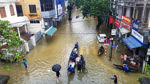 Torrential rain turns Hue City into river | DTiNews - Dan Tri ...