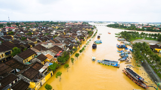 Foreign travellers enjoy exploring Hoi An in flooding - News VietNamNet