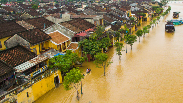 Foreign travellers enjoy exploring Hoi An in flooding