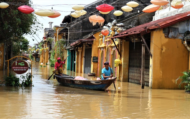 Hoi An battered by third flood within a month | DTiNews - Dan Tri ...