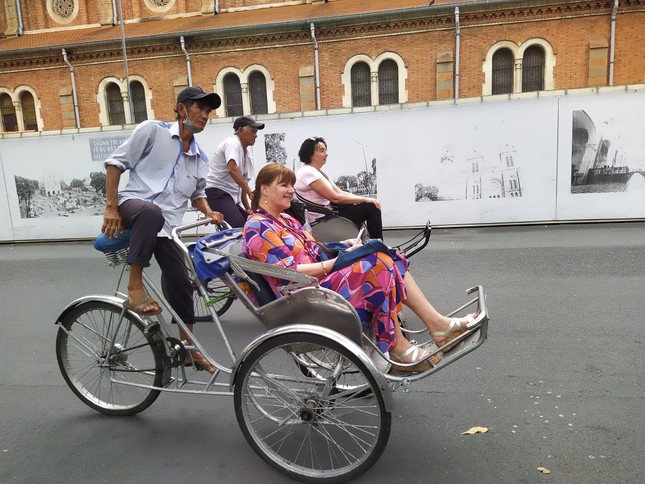 Tourists enjoy cyclo tours in HCM City | DTiNews - Dan Tri ...