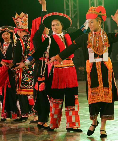 Brilliant colors of Vietnamese costumes - People & Culture - Vietnam in ...